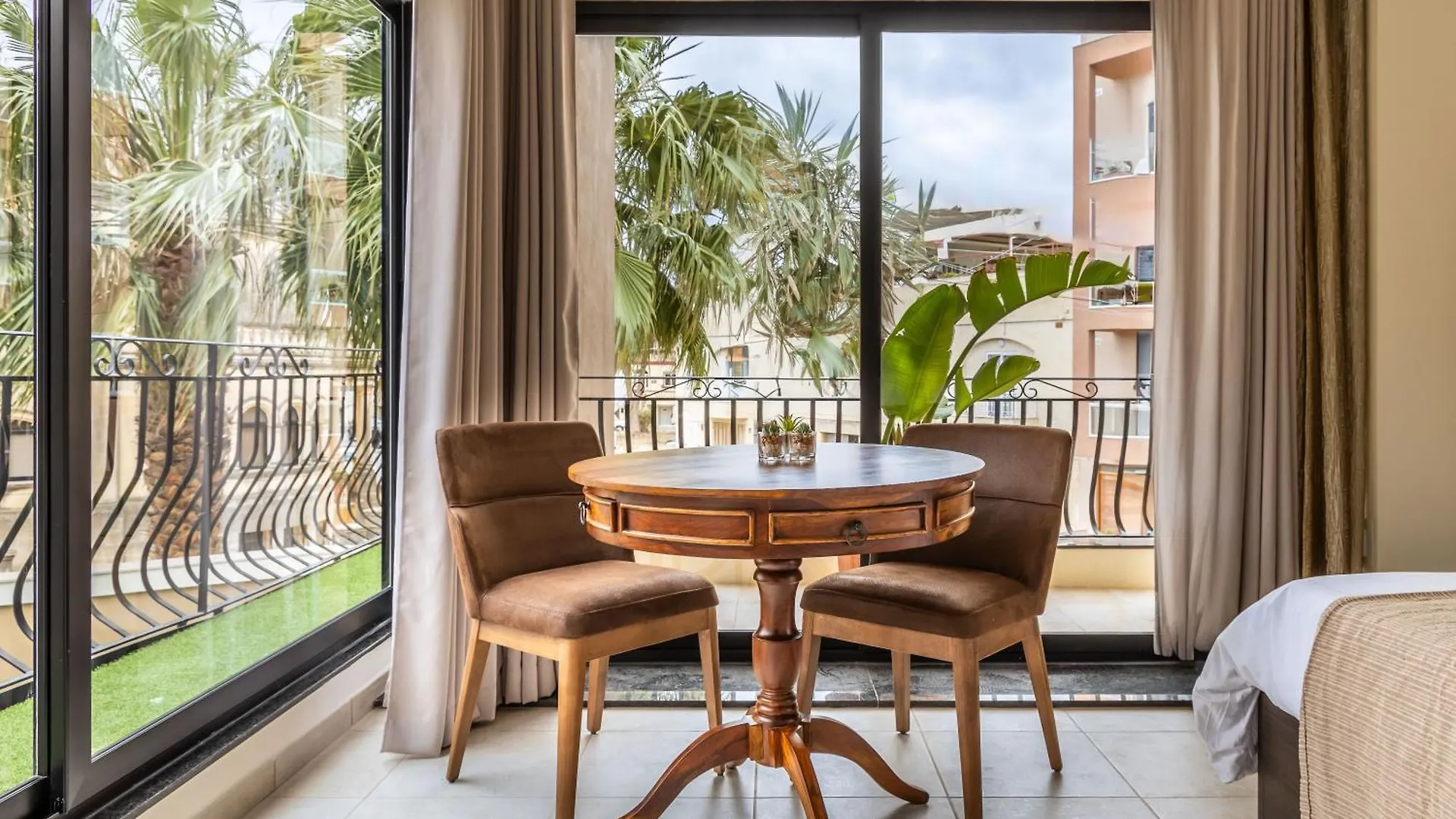 Poolside Paradise Villa Zebbug