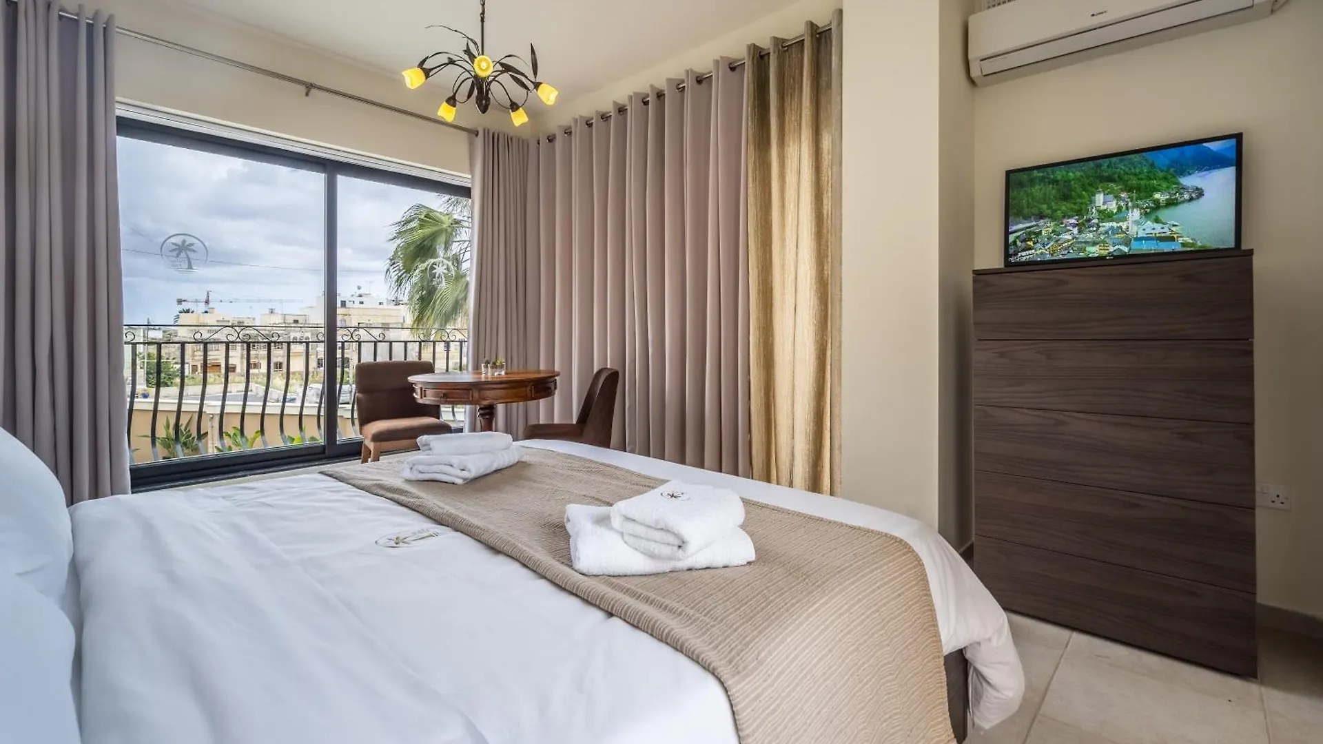 Poolside Paradise Villa Zebbug